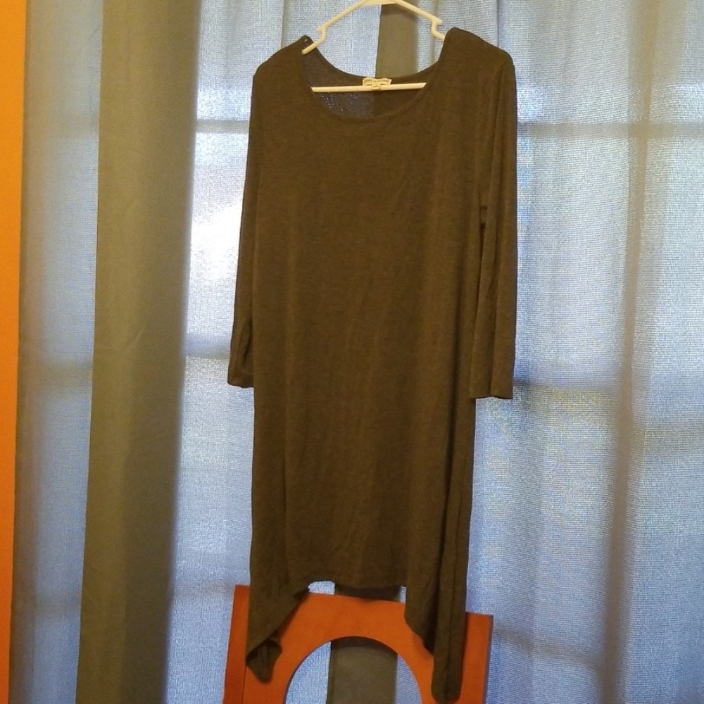 3/4 sleeve gray curved hem top